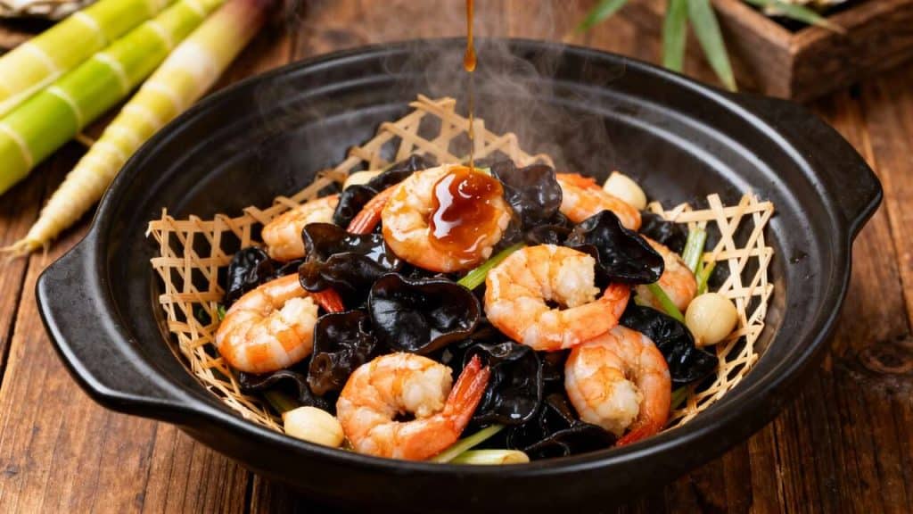 Poêlée asiatique : crevettes et champignons noirs