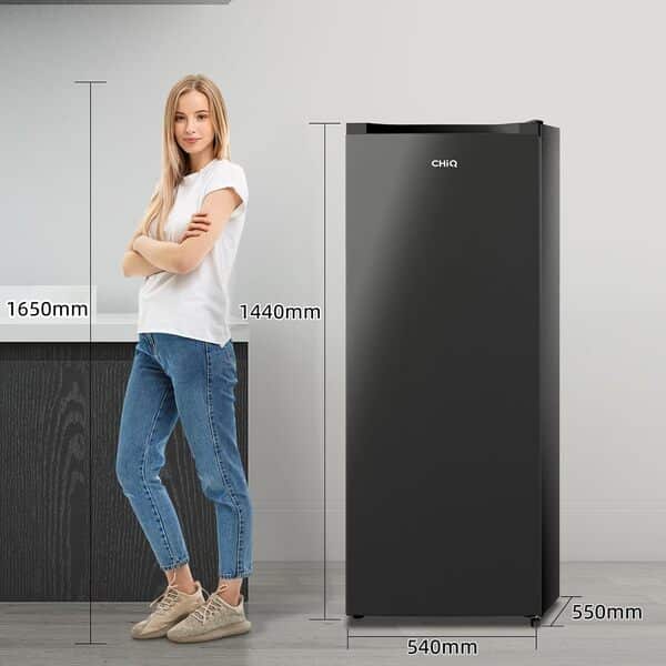 CHiQ Congélateur armoire CSD208D4E – 177L, Congélation 4 étoiles, Ultra silencieux (39 dB), Design en acier noir, Pieds réglables, Porte réversible 540 x 550 x 1440 mm [Classe énergétique E]