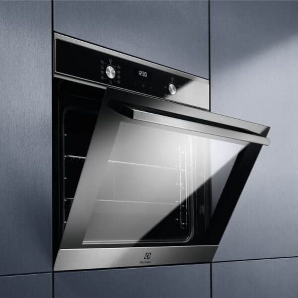 Découvrez la performance et la polyvalence du four encastrable Electrolux Serie600 EOF5H40BX : un appareil alliant efficacité et modernité pour une cuisine inspirée