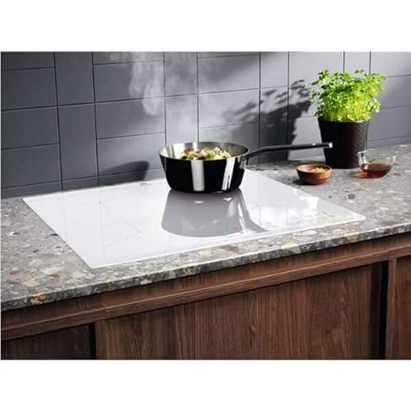 Découvrez le test complet de l'Electrolux LIL61443BW blanc 60 cm : performance optimale, design moderne et caractéristiques exceptionnelles pour une cuisine de qualité