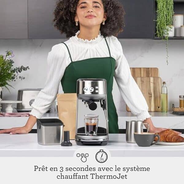 Découvrez la machine à café Sage The Bambino, compacte et dotée d'un mousseur à lait automatique pour réaliser des boissons dignes d'un barista à la maison.