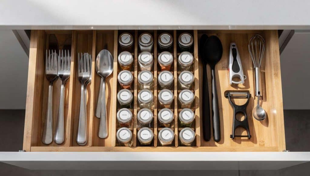 Aménagement tiroirs étroits : idées pratiques et innovantes