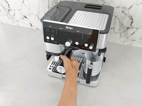 Découvrez notre test détaillé de la Ninja Luxe Essential ES501EU : performances, café, latte et espresso pour un résultat professionnel à domicile.