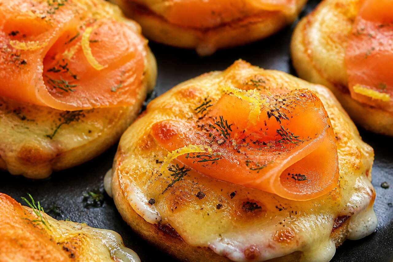 Blinis gratinés au saumon fumé : recette gourmande